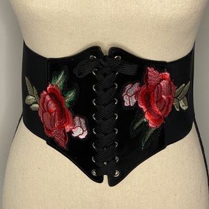 Faux leather & elastic snap belt. Rose design.